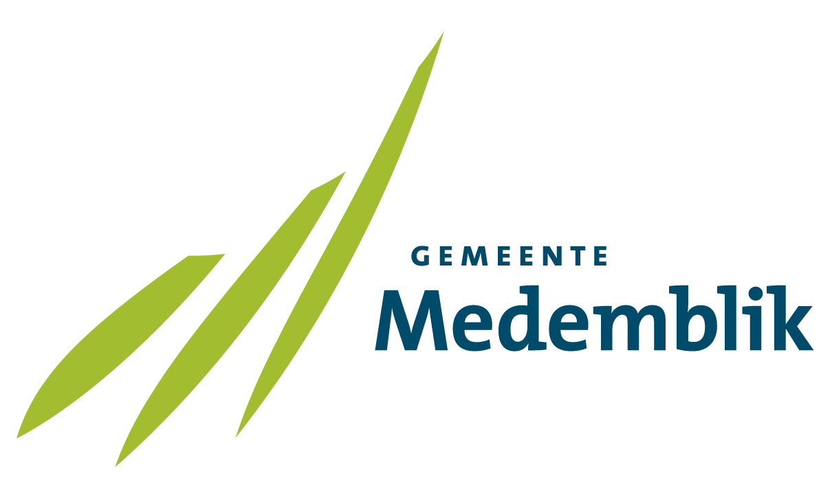 Logo van de gemeente Medemblik met groene strepen en blauwe tekst.